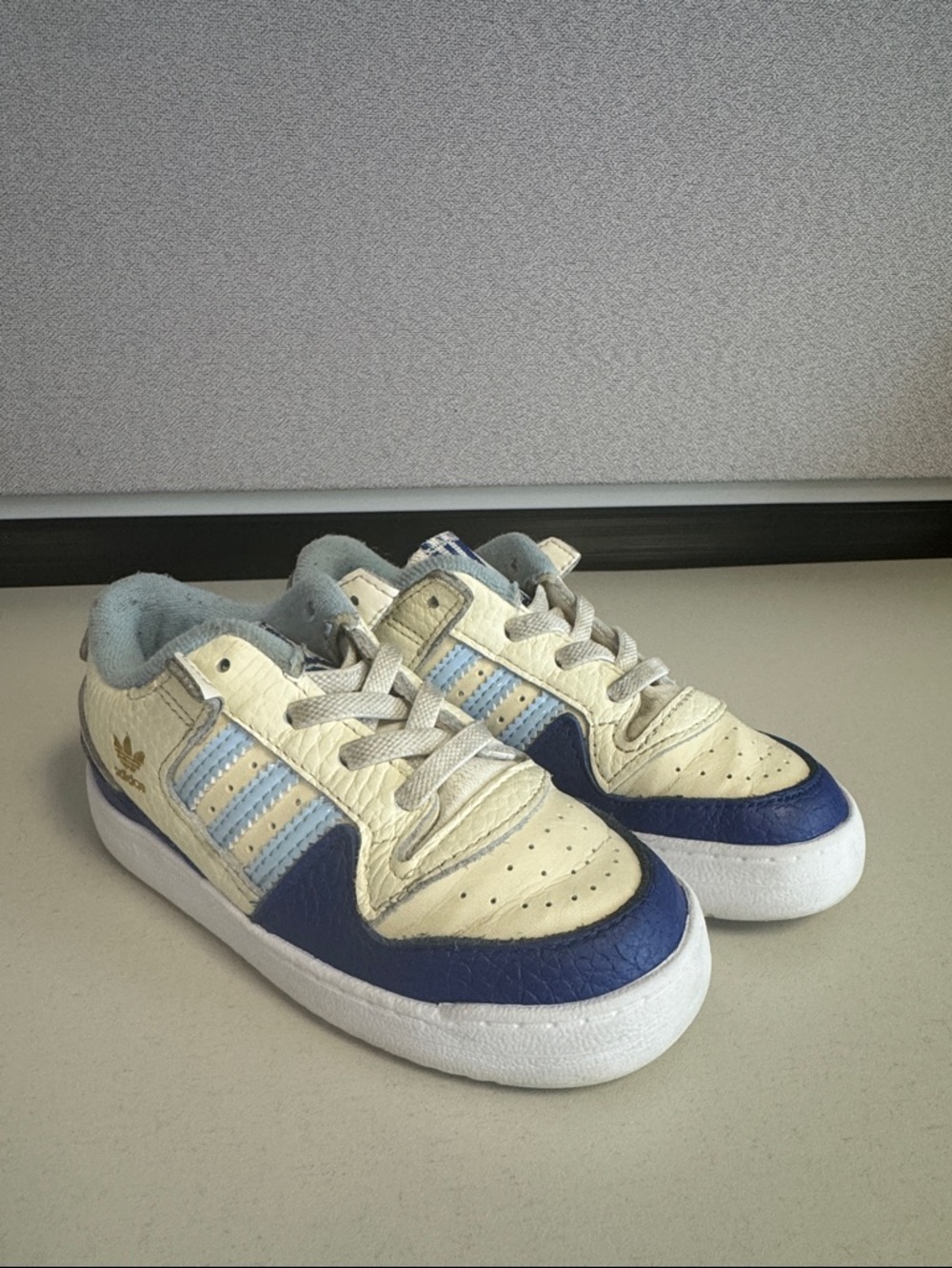 adidas Kids Sneakers in Cream and Blue Accent
